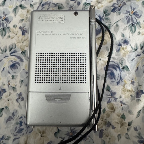 Sony ICF-S10MK2 Pocket AM/FM Radio Portable Silver Tested Working *READ*. - Picture 3 of 7